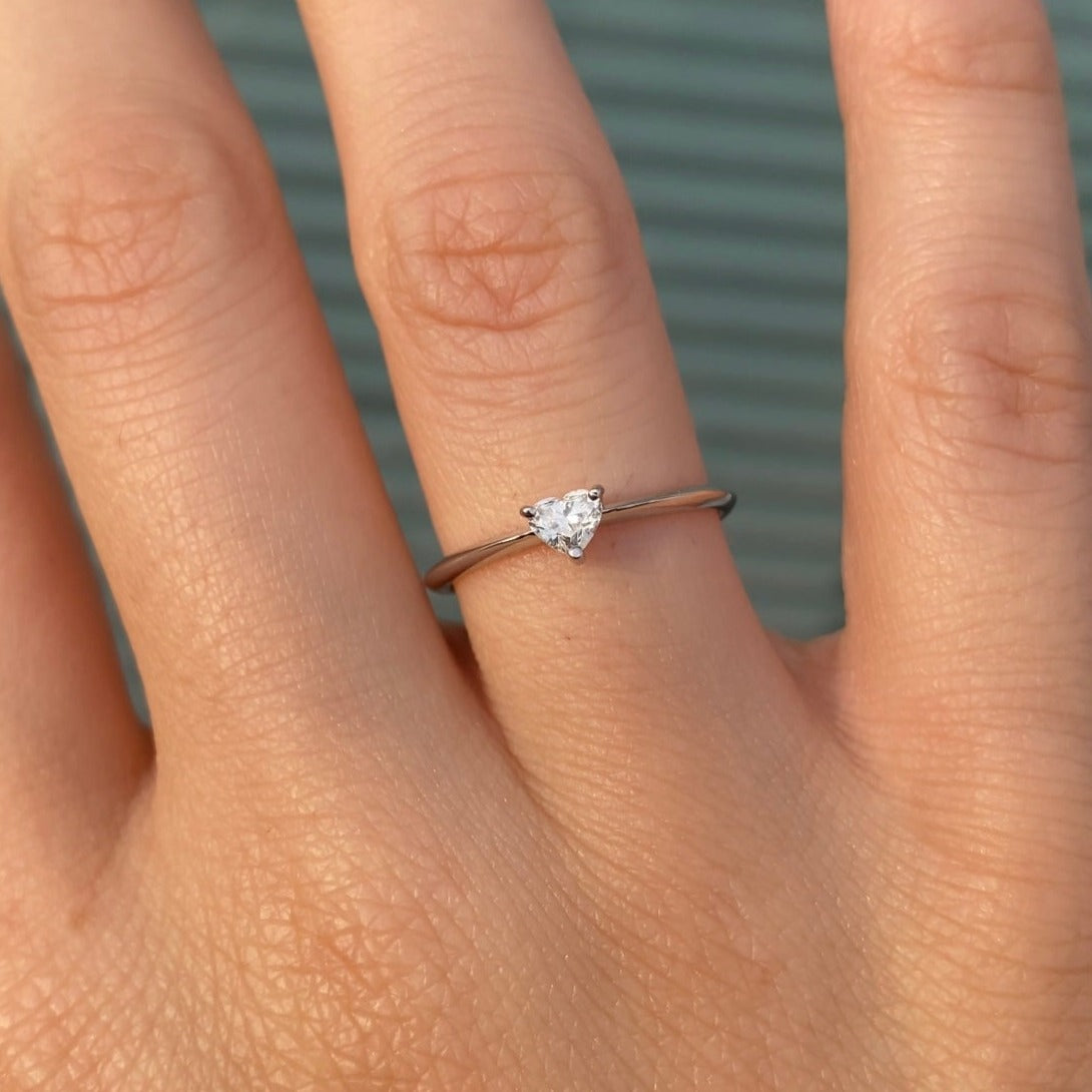 18K Heart-Shape Diamond Ring